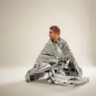 Uso de manta aluminizada de emergencia